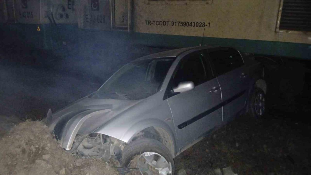 Osmaniye’de hemzemin geçitte tren ile otomobil çarpıştı