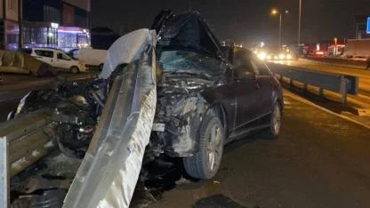 Otomobil bariyere saplandı: Sürücü yara almadan kurtuldu