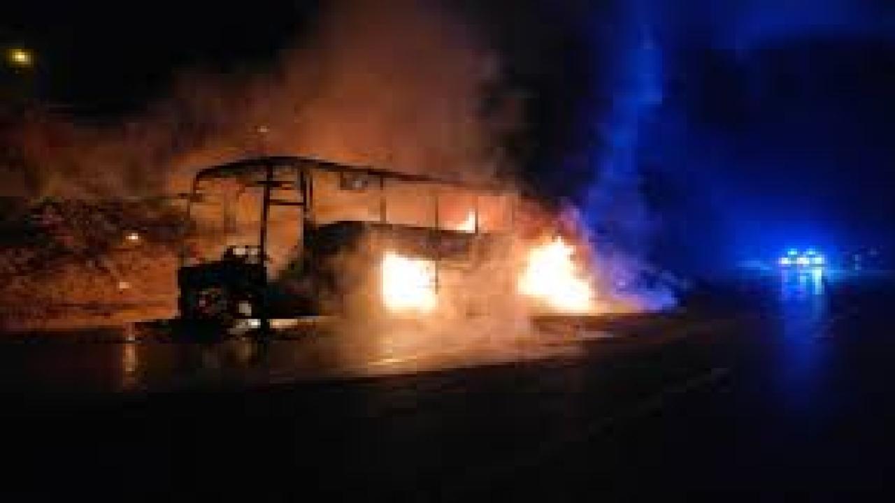 Otoyolda 39 yolcusu bulunan otobüs alev alev yandı
