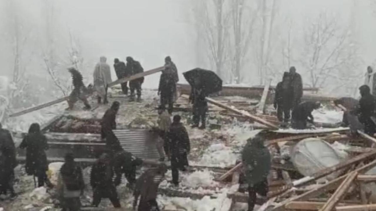 Pakistan'da kar yağışı felakete dönüştü: 11 ölü