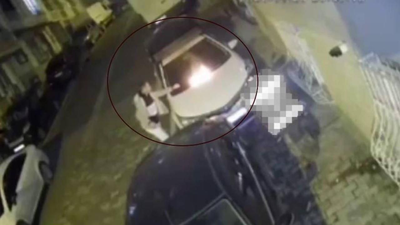Park yeri nedeniyle tartıştı, arabanın üstüne yanan bez atıldı
