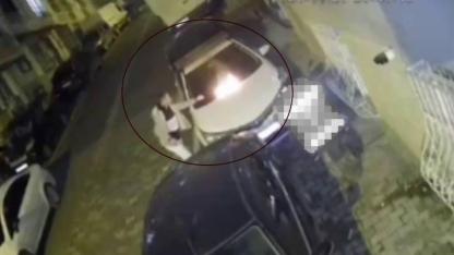 Park yeri nedeniyle tartıştı, arabanın üstüne yanan bez atıldı