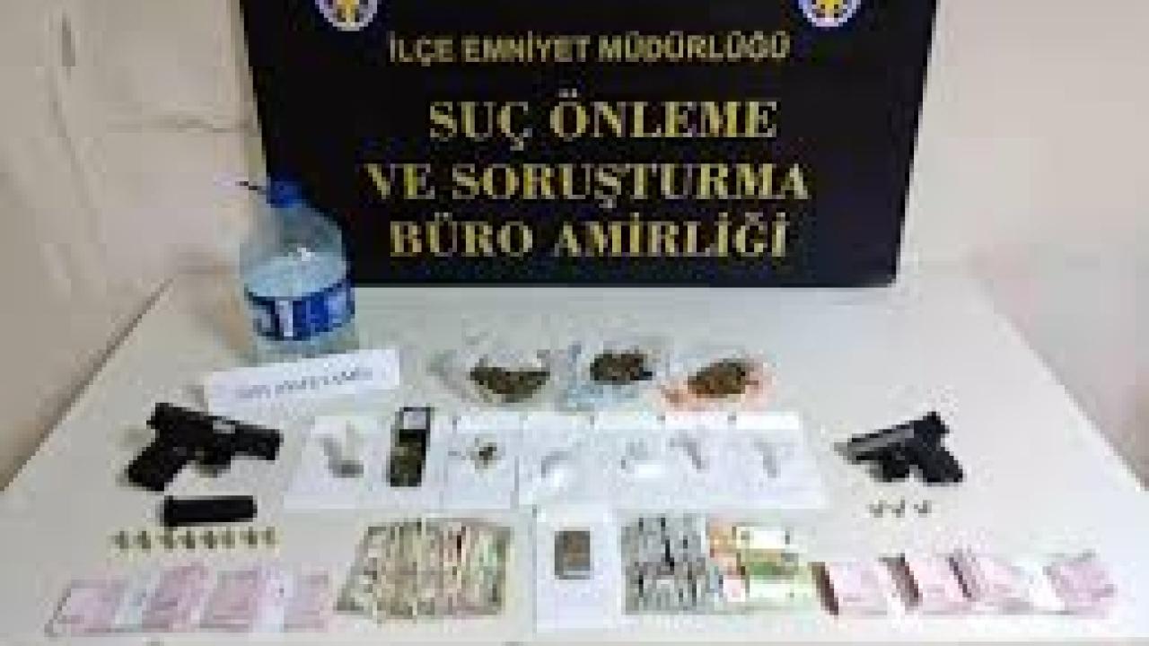 Polis pizzacı kılığına girdi, "Baron abla" lakaplı torbacı kadını yakaladı