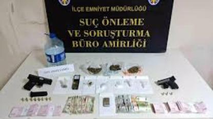 Polis pizzacı kılığına girdi, "Baron abla" lakaplı torbacı kadını yakaladı