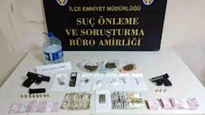 Polis pizzacı kılığına girdi, "Baron abla" lakaplı torbacı kadını yakaladı