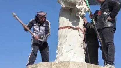 Rakka’da SDG’ye ait heykeller yerle bir edildi
