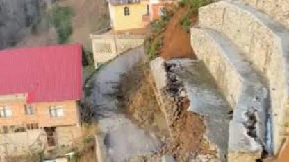 Rize’de istinat duvarı çöktü: 2 ev tedbir amaçlı boşaltıldı