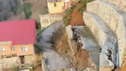 Rize’de istinat duvarı çöktü: 2 ev tedbir amaçlı boşaltıldı