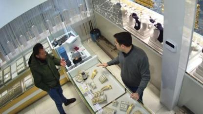 Sahte bilezikleri verip pazarlıkla fazla altın almak isterken yakalandı