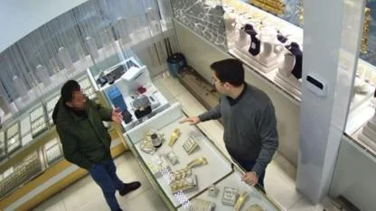 Sahte bilezikleri verip pazarlıkla fazla altın almak isterken yakalandı