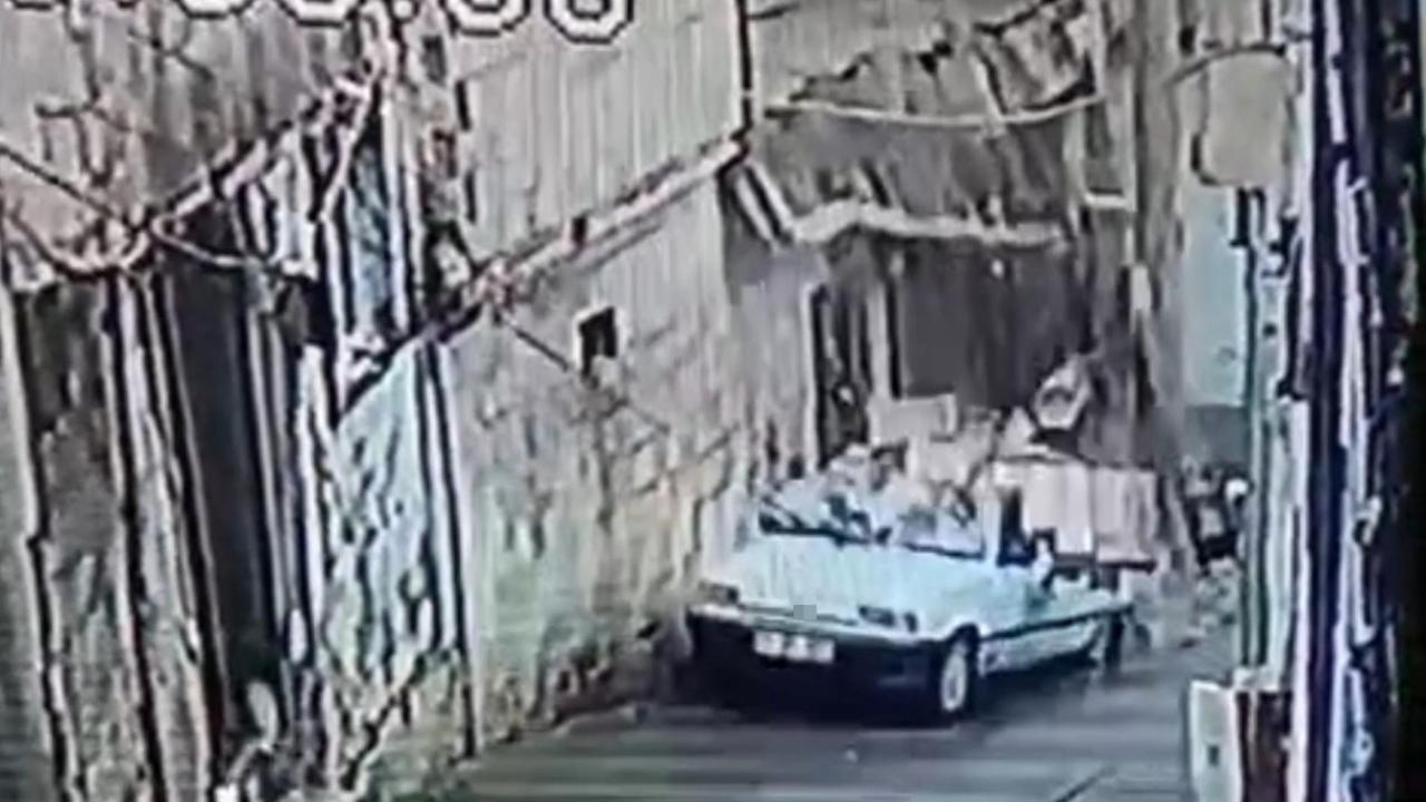 Şanlıurfa’da istinat duvarı otomobil üzerine devrildi