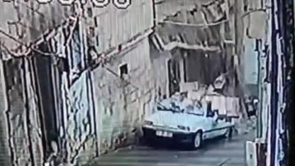 Şanlıurfa’da istinat duvarı otomobil üzerine devrildi