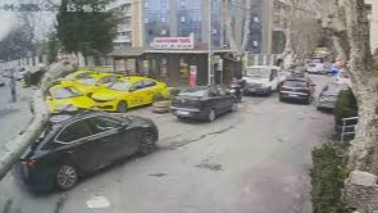 Sarıyer’de çınar ağacı otomobilin üzerine devrildi