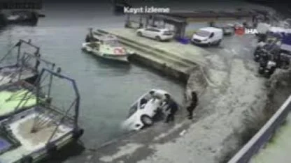 Sarıyer’de otomobil denize düştü: Sürücüyü kurtarmak için denize atlayarak yardıma geldi