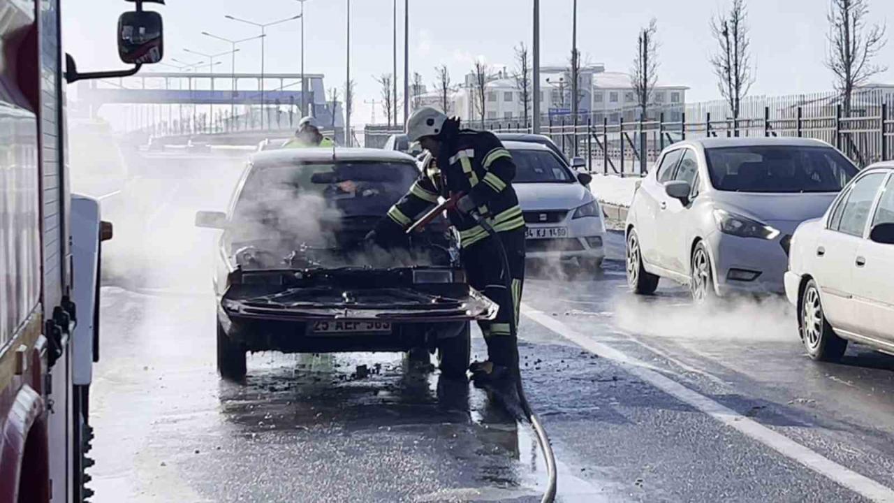 Seyir halindeki otomobil yandı