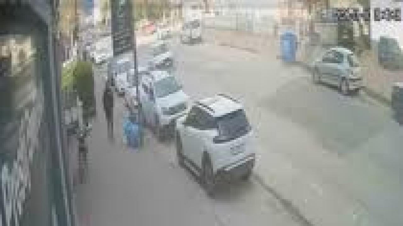 Şiddetli lodos tabelayı kopardı, facia kıl payı atlatıldı