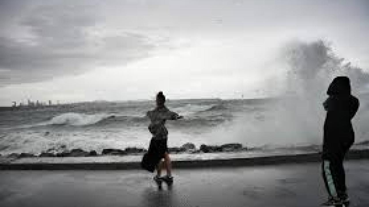 Şiddetli lodosa aldırış etmeden fotoğraf yarışına girdiler