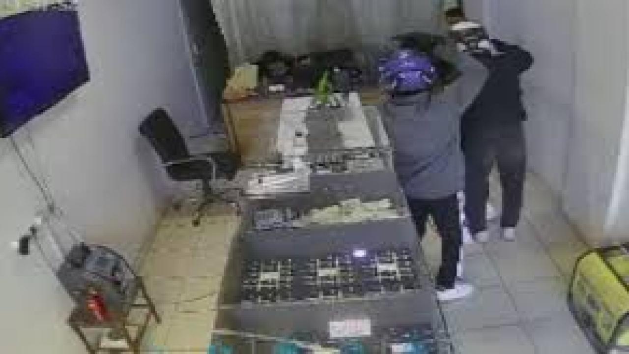 Silahlı 2 hırsız, 3 dakika içerisinde kuyumcuyu soydu...