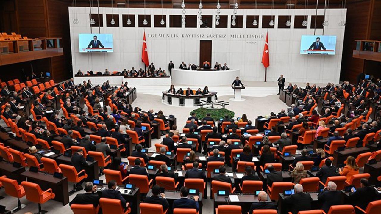 Siyasilerden, YPG yandaşları tarafından Türk bayrağına yapılan saldırıya kınama