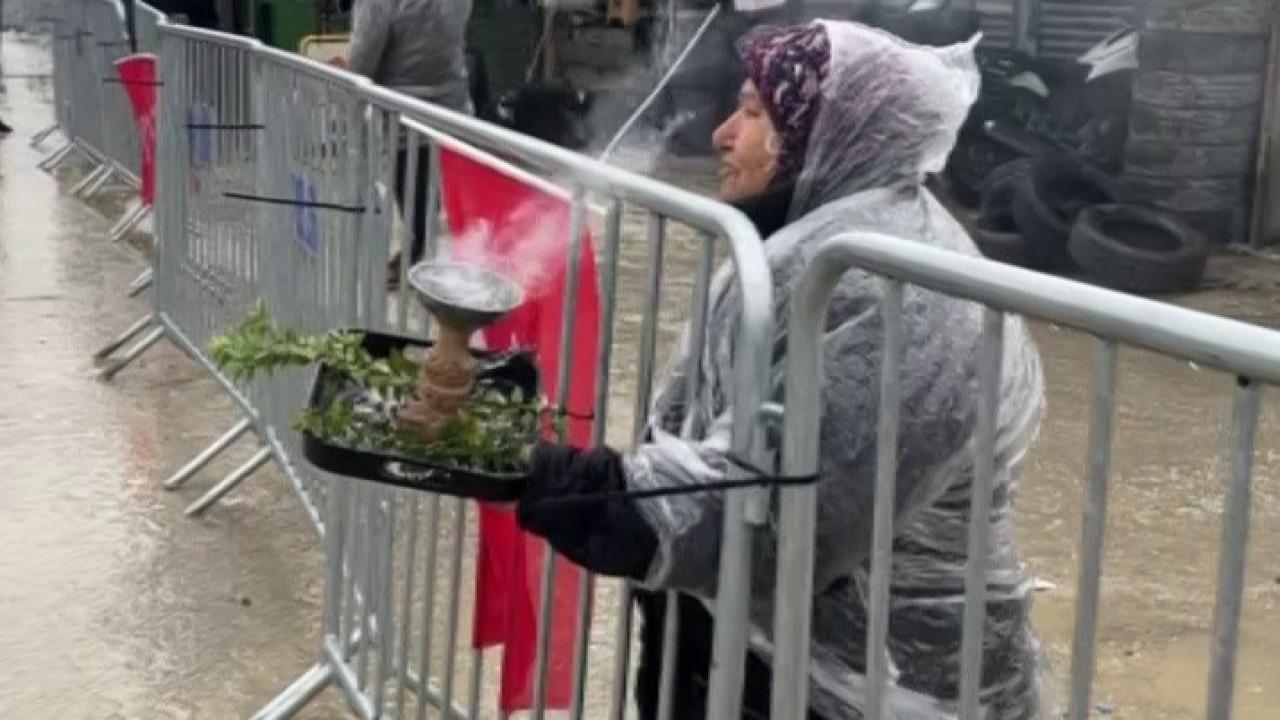 Slogan atmak isterken kendini yakan kadın, ‘abla yanıyorsun’ uyarısına aldırış etmedi