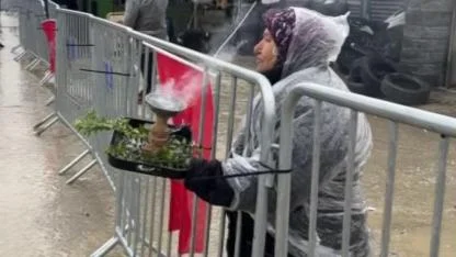 Slogan atmak isterken kendini yakan kadın, ‘abla yanıyorsun’ uyarısına aldırış etmedi