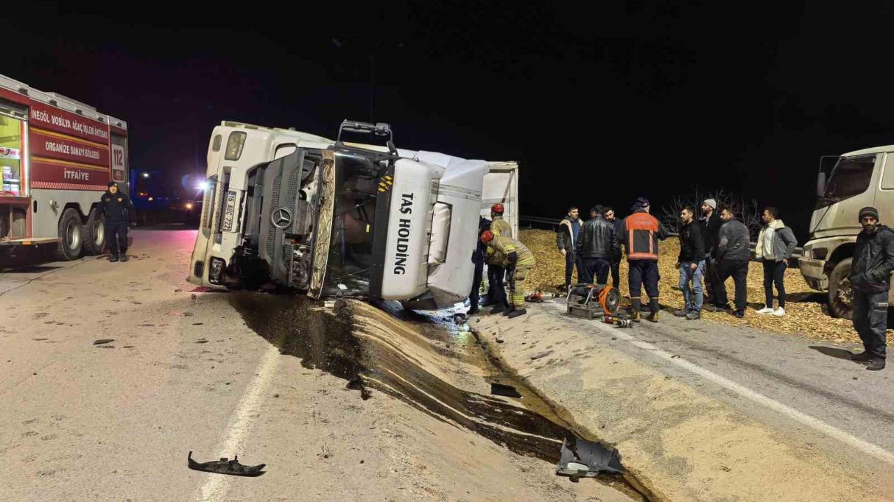 Talaş yüklü tır devrildi: Araçta sıkışan genç sürücü hayatını kaybetti
