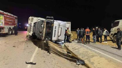 Talaş yüklü tır devrildi: Araçta sıkışan genç sürücü hayatını kaybetti