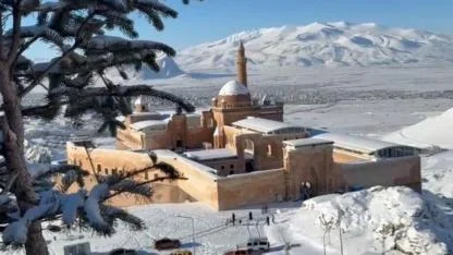 Tarihi İshak Paşa Sarayı’nda kış güzelliği büyülüyor