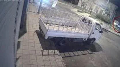 Tekirdağ’da kamyonet taksi durağına daldı, olay yerini terk etti