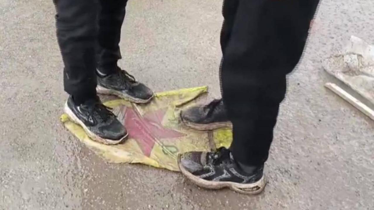 Terör örgütü SDG’den kurtarılan Tabka’da halk, teröristlerin afişlerini parçaladı