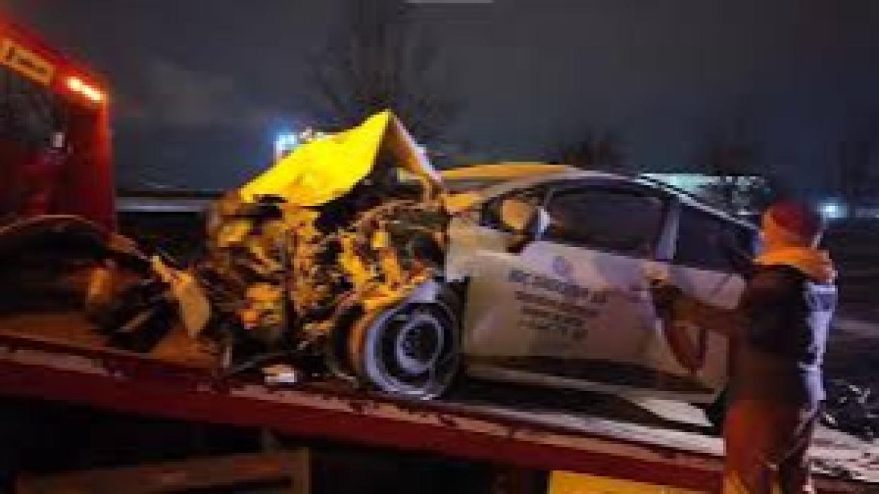 Ters şeritte ilerleyen otomobil dehşet saçtı: İki araç çarpıştı, 2 kişi yaralandı