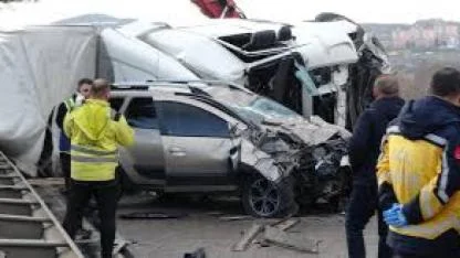 Tır karşı şeride geçip araçlara daldı: 1 ölü, 3 yaralı