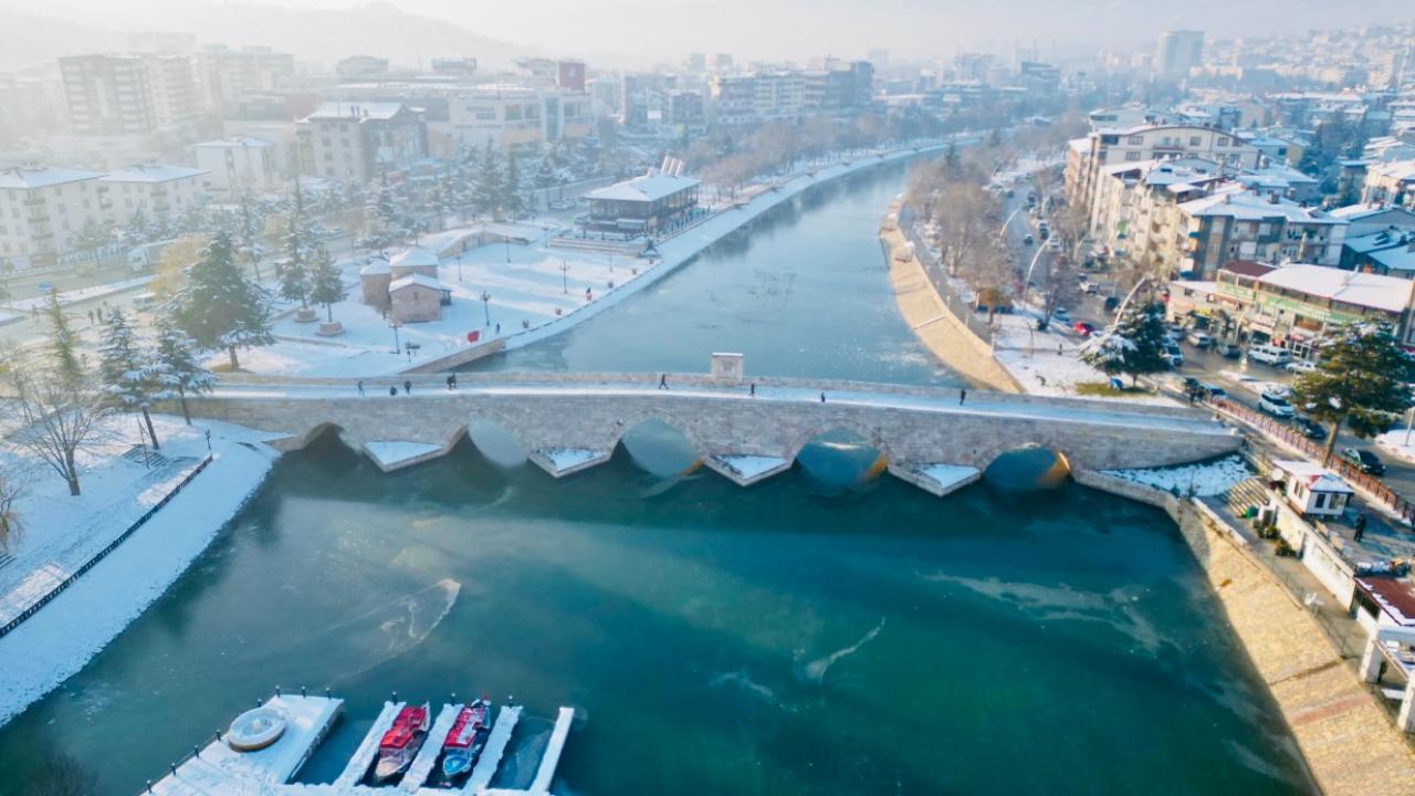Tokat’ta son yüzyılın en sert ocak ayı yaşandı: Yeşilırmak’ın yüzeyi dondu
