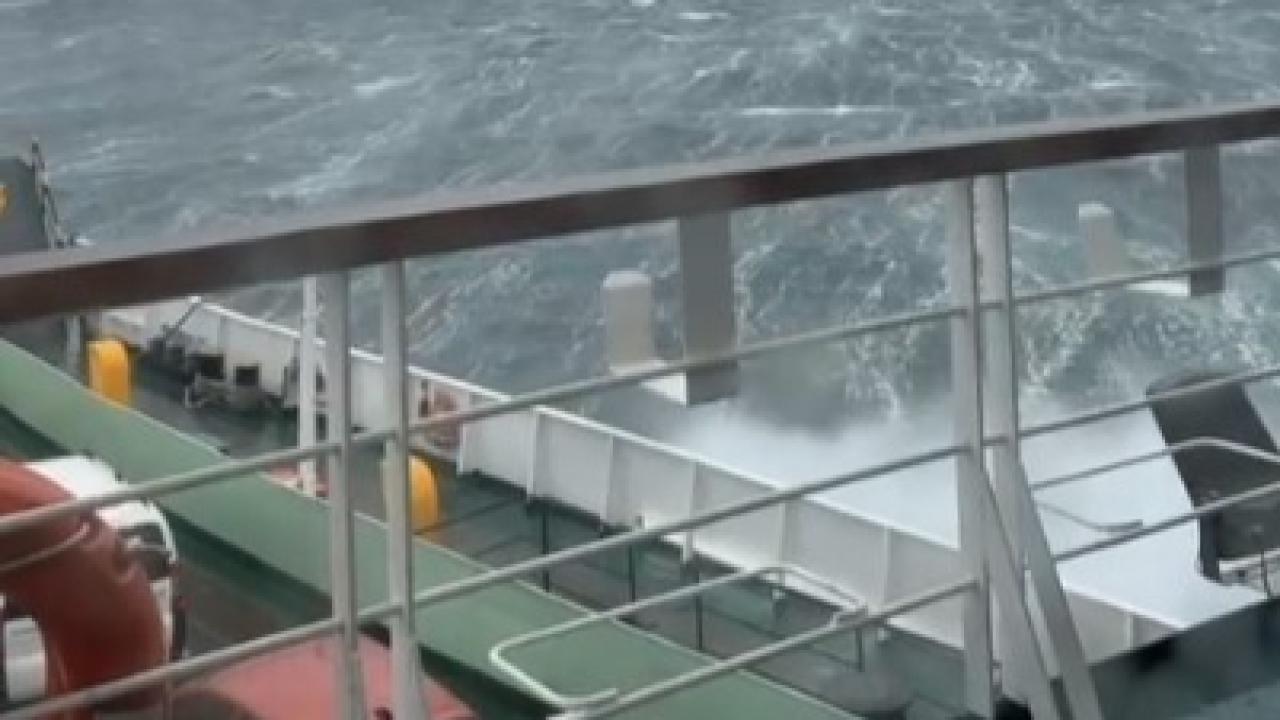 Topçular-Eskihisar seferini yapan arabalı feribot fırtınada sürüklendi