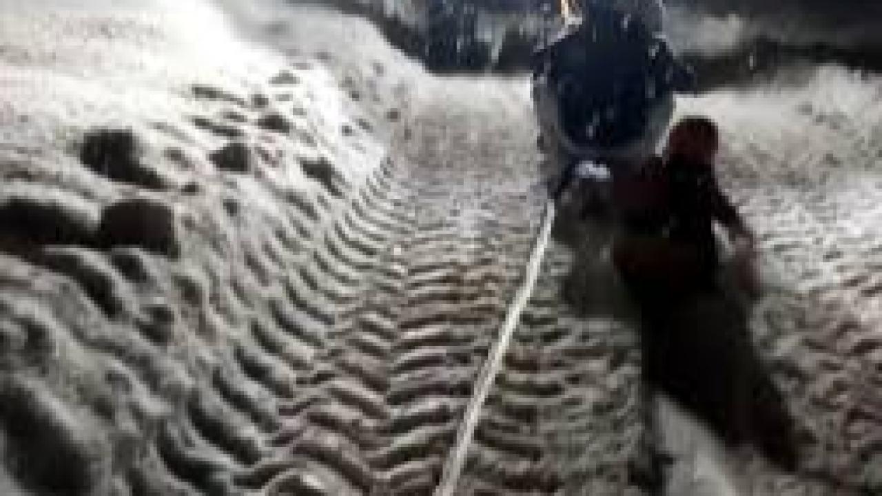 Traktöre bağlanan kızaklarla gün boyu kayak yaptılar