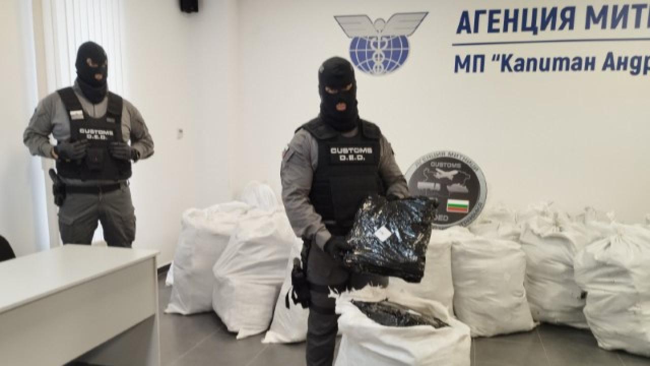 Türkiye’ye sokulmak istenen 739 kilo esrar sınırda yakalandı