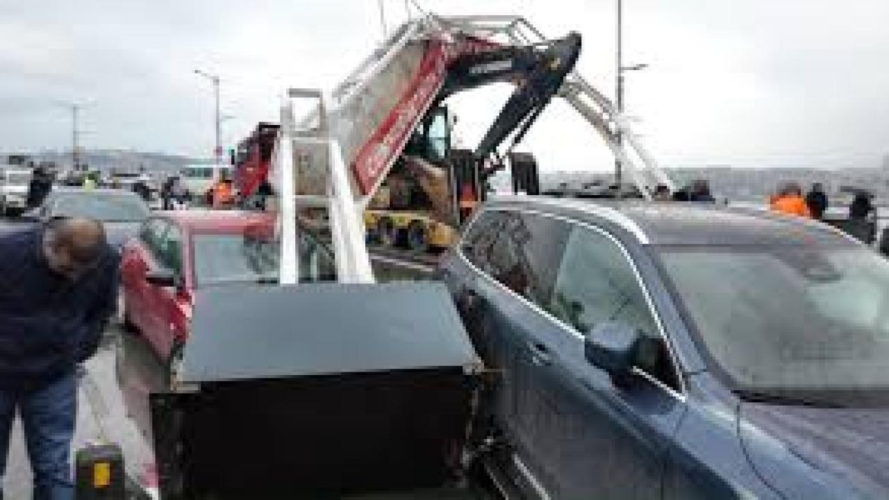 Üsküdar’da tırın üzerindeki ekskavatör tabelaya çarptı: 7 araç zarar gördü