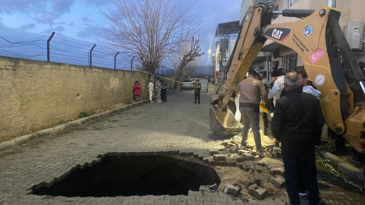 Yağmurun çökerttiği yolda insan kemikleri bulundu