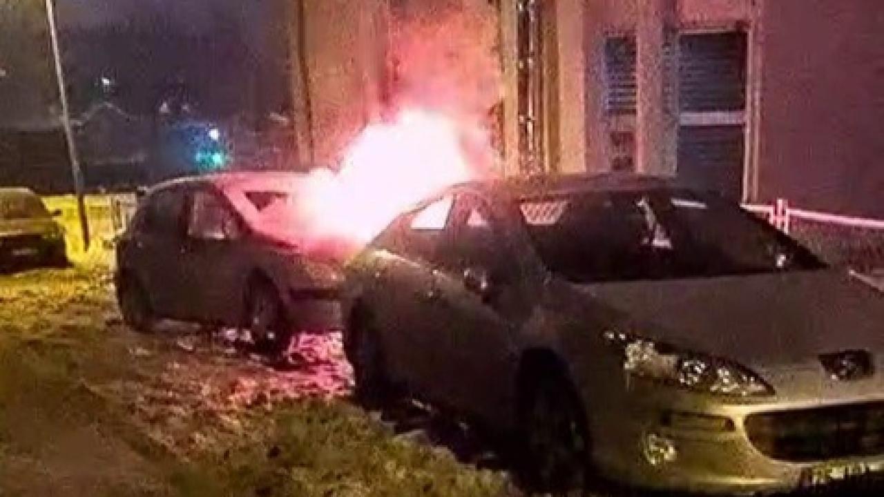 Yakutiye’de park halindeki araç alev alev yandı