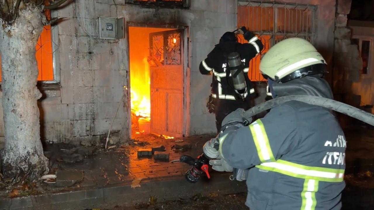 Yalnız yaşayan adamın yaktığı soba, metruk evi alev topuna çevirdi