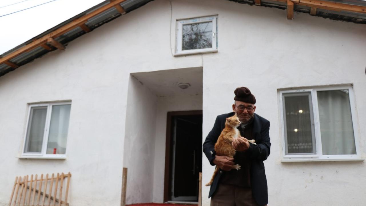 Yanan evinin önünde kedisine sarıldığı fotoğrafla tanınan Ali Meşe vefat etti