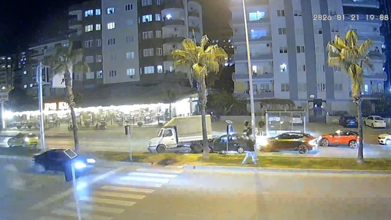 Yayaya yol vermek isterken zincirleme kazaya neden oldu