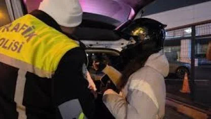 Yeni aldığı ehliyetin zarfını polise açtıran kadın sürücü ilk cezasını yedi