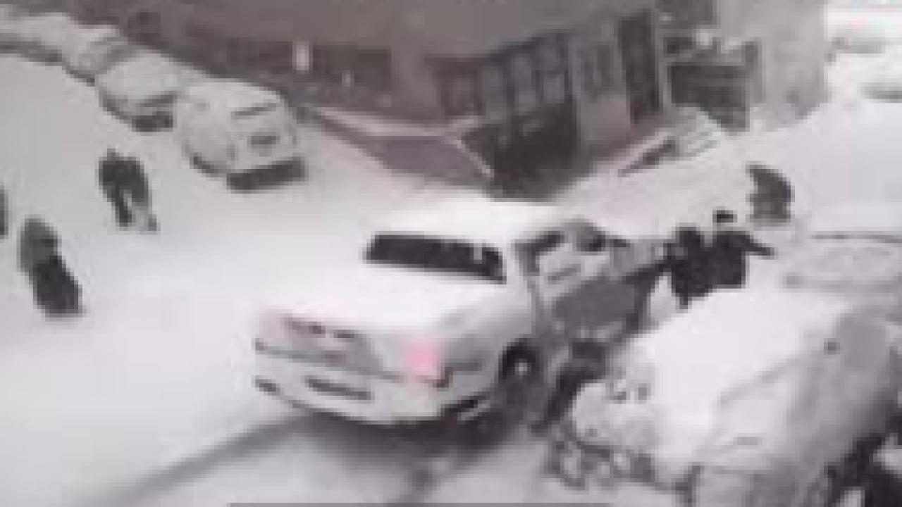 Yokuştan kayan kamyonet kar topu oynayan çocuklara çarptı