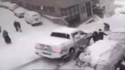 Yokuştan kayan kamyonet kar topu oynayan çocuklara çarptı