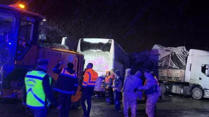 Yolcu otobüsü yolu kapatan tıra çarptı: 3 yaralı