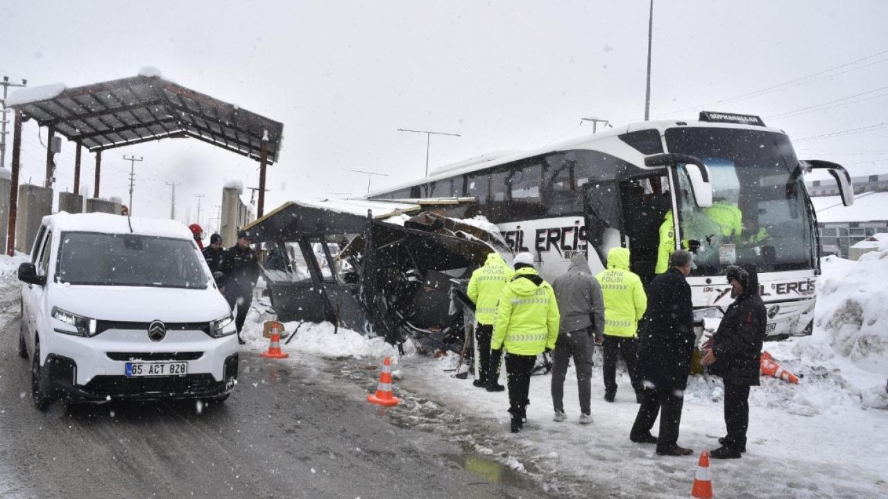 Yolcu otobüsünün polis noktasına çarpma anı görüntüleri ortaya çıktı