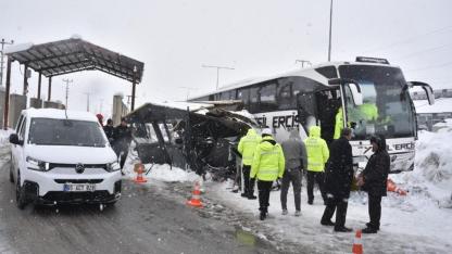 Yolcu otobüsünün polis noktasına çarpma anı görüntüleri ortaya çıktı