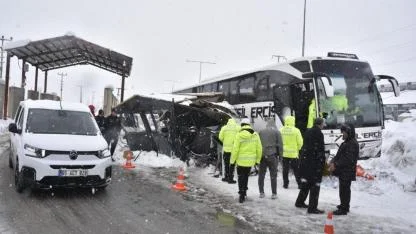 Yolcu otobüsünün polis noktasına çarpma anı görüntüleri ortaya çıktı