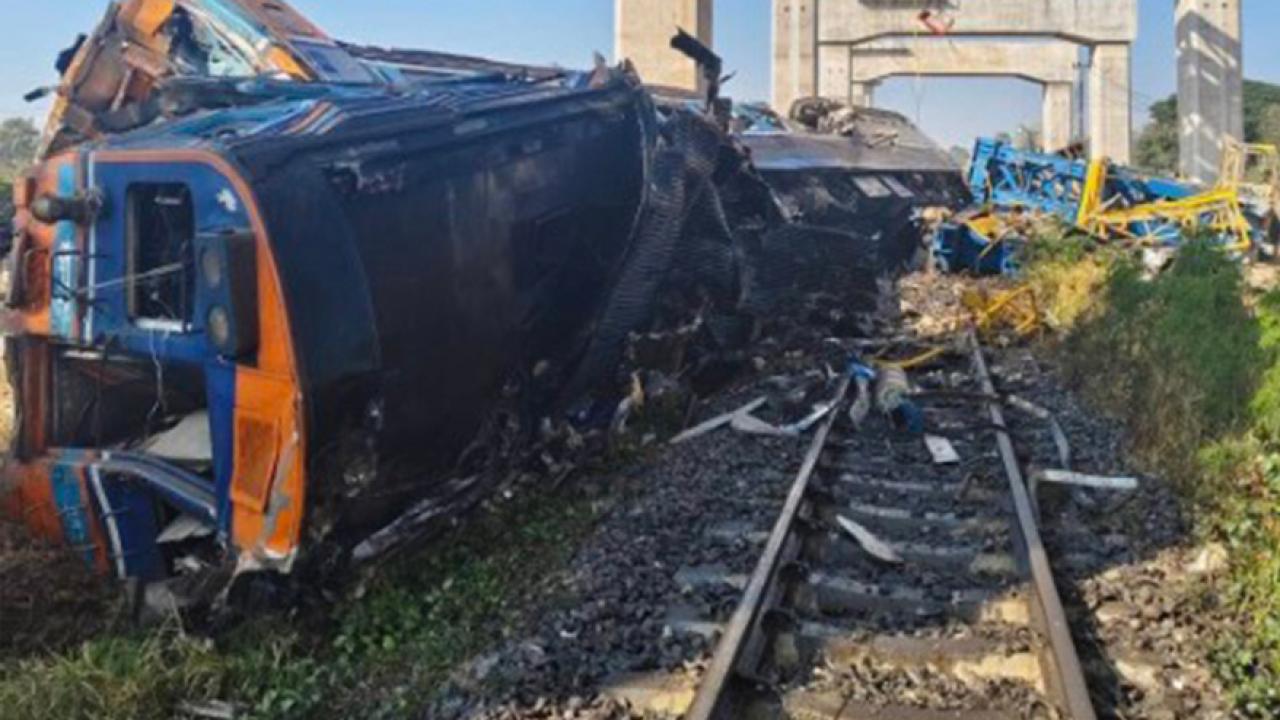 Yolcu treninin üzerine vinç devrildi: 22 ölü, 55 yaralı